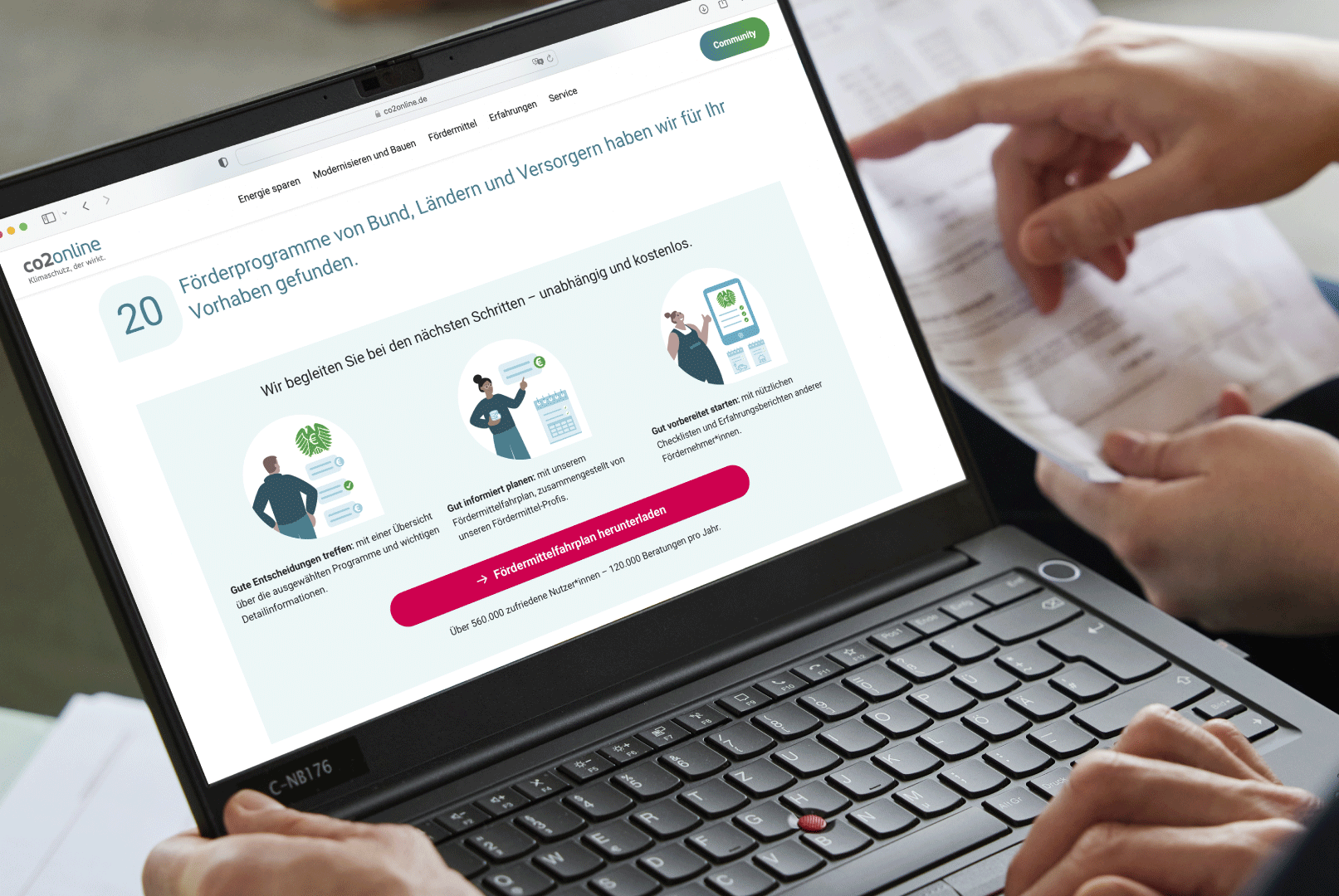 Auf einem Laptop erkennt man eine beispielhafte Ergebnisseite des FördermittelChecks