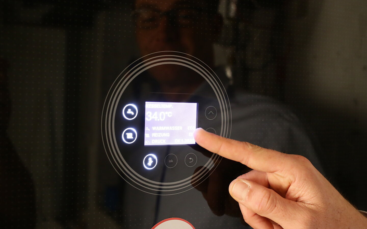 Eine Person stellt die Heizungsanlage ein