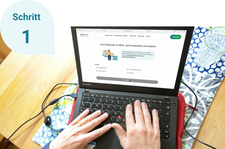 Schritt 1: Auf einem Tisch steht ein Laptop, auf dem gerade der HeizCheck gestartet wird.