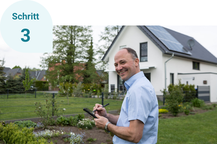 Schritt 3: Die Person steht vor dem Haus und plant die nächsten Schritte nach den Ergebnissen des WärmepumpenChecks.