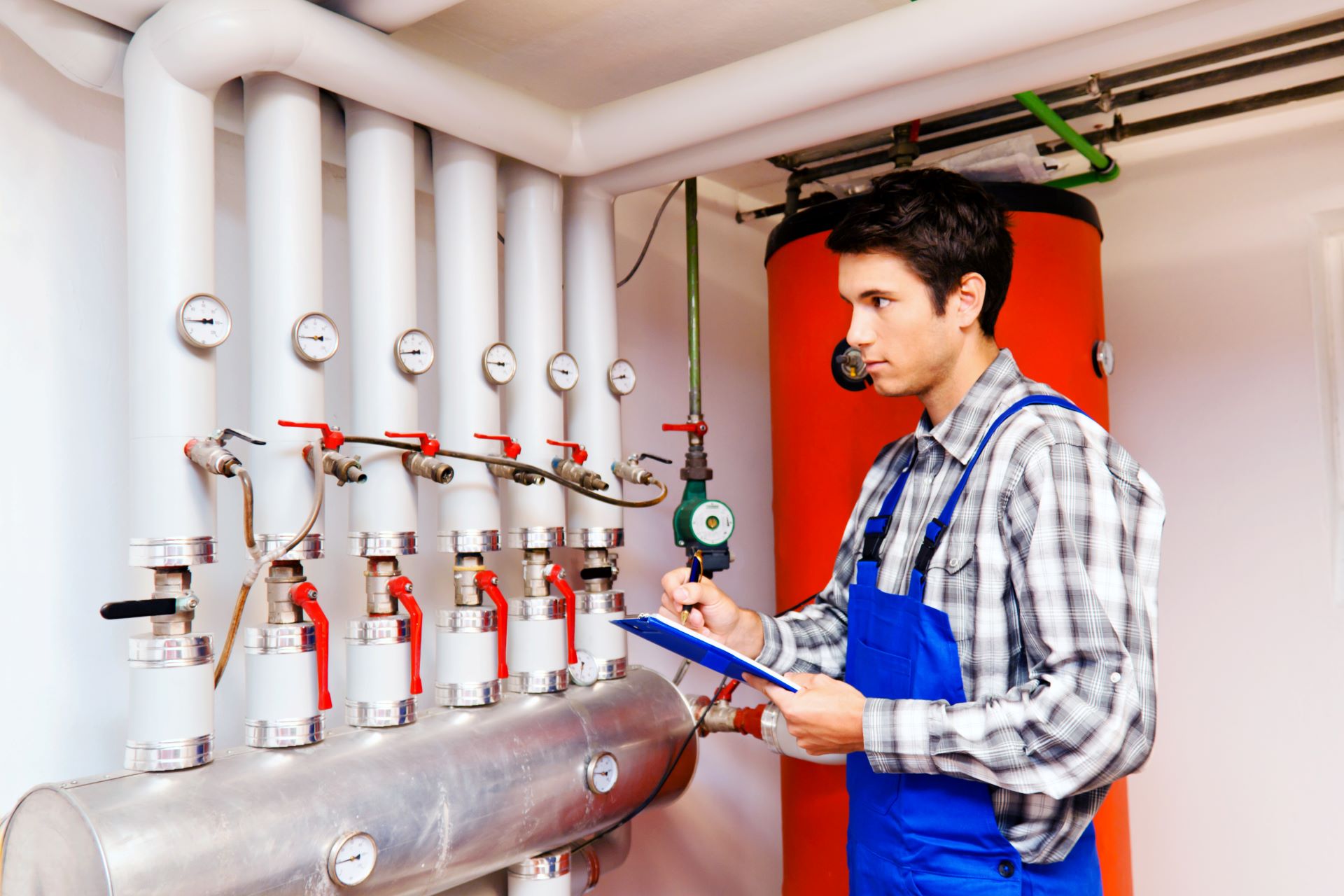 Ein Handwerker überprüft die Heizkreise