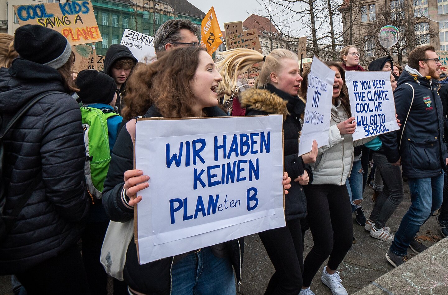 Junge Menschen auf einer Klima-Demo