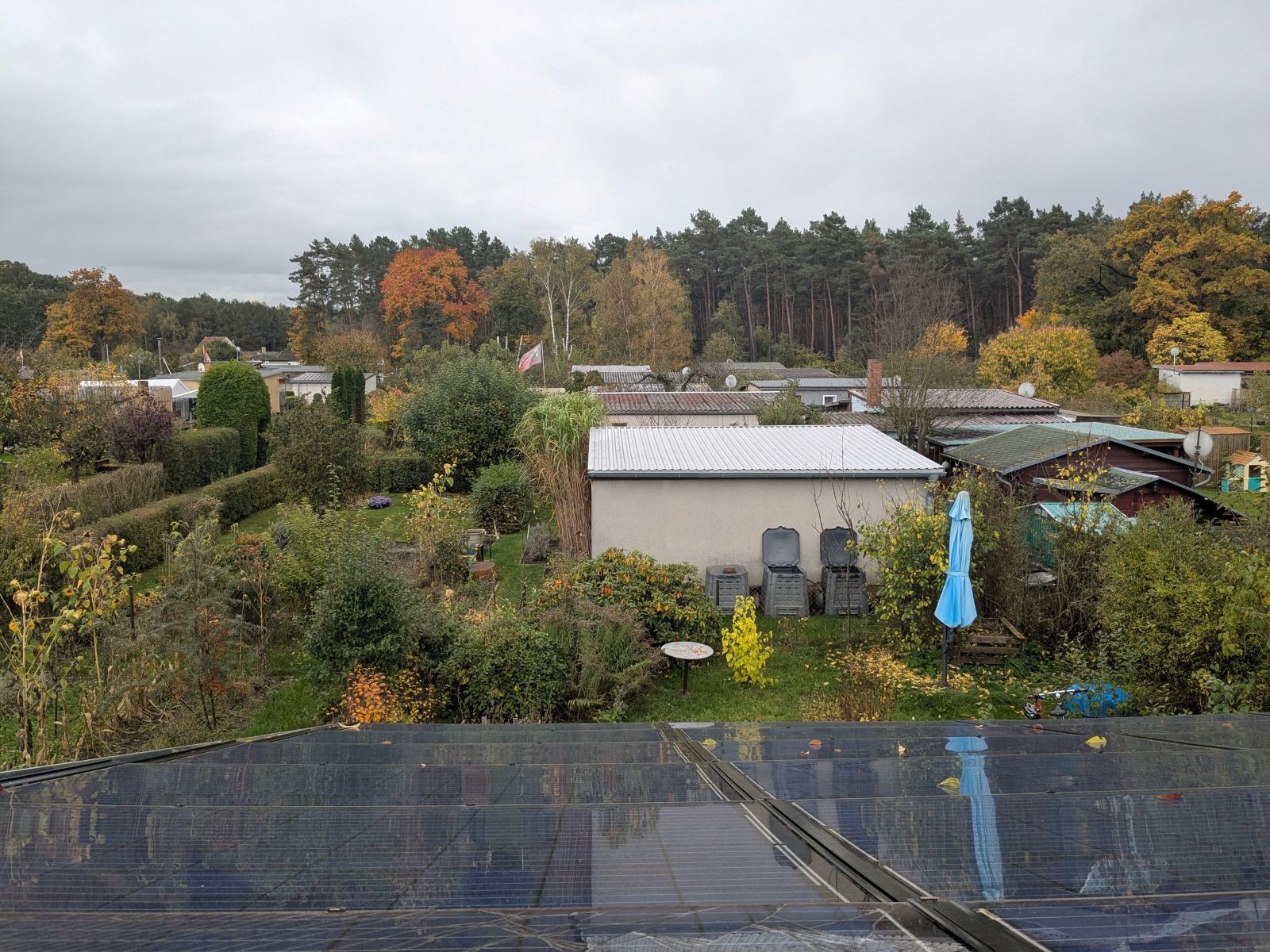 Blick vom Dach des Häuschen in die Nachbarschaft