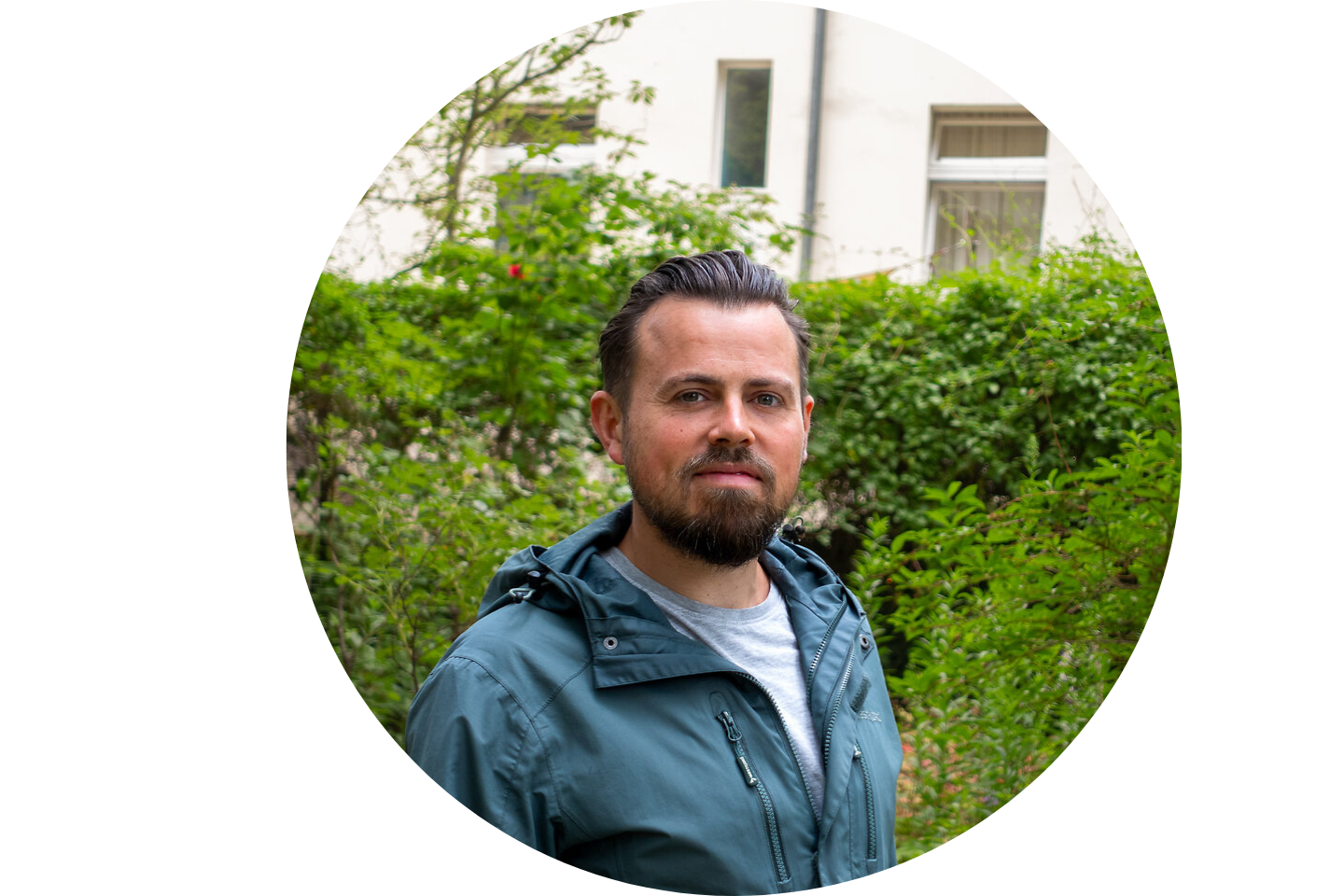 Mieter/Heizspiegelbotschafter Constantine Youett im Garten vor einem MFH