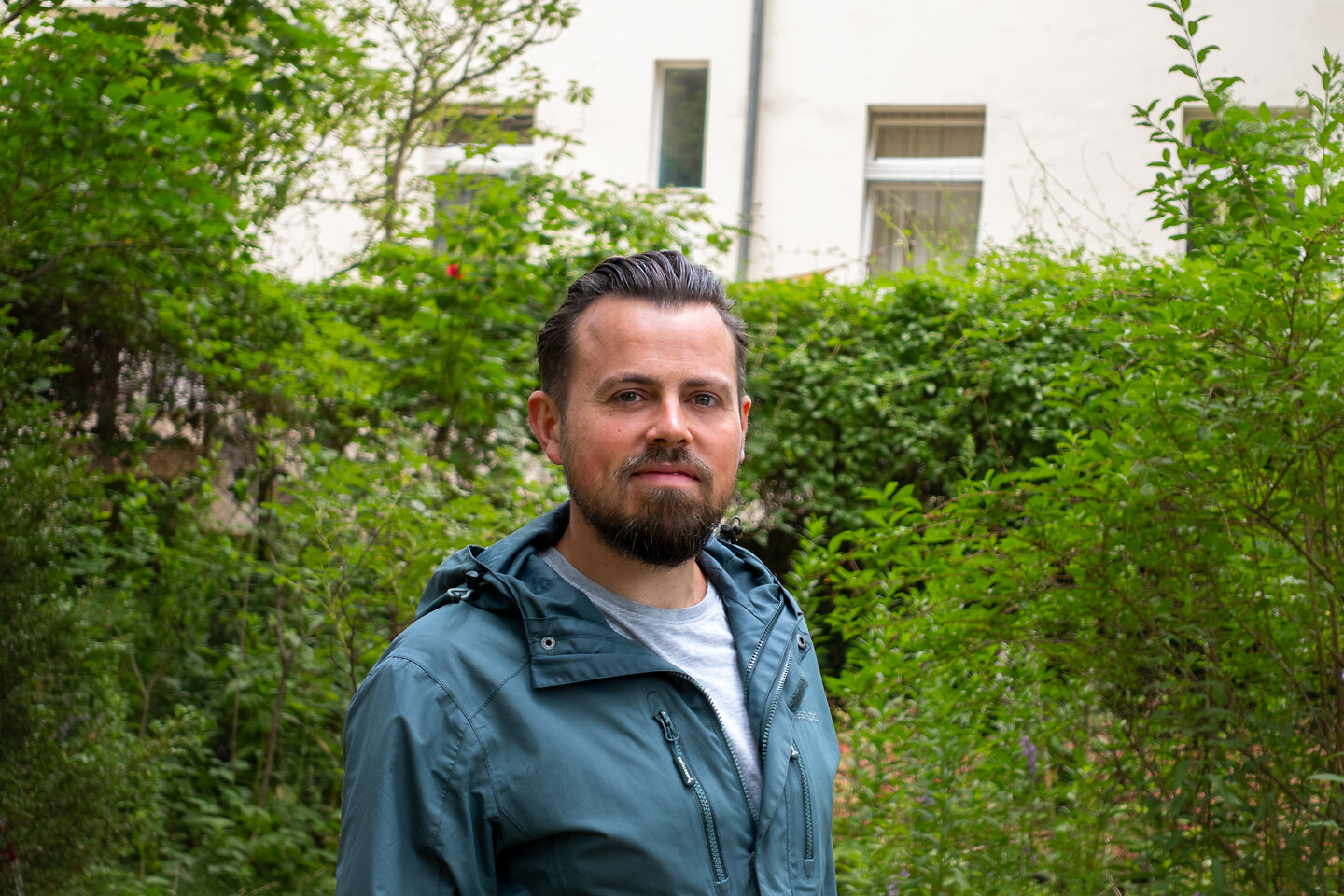 Mieter/Heizspiegelbotschafter Constantine Youett im Garten vor einem MFH