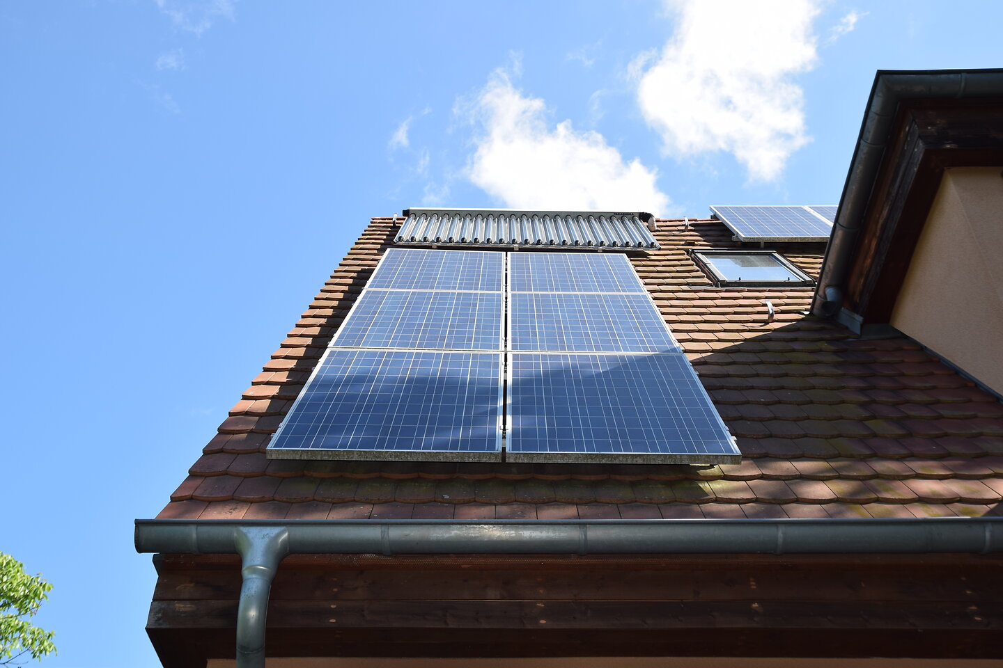 Ein Dach, bestückt mit einer PV-Anlage und einer Solarthermieanlage