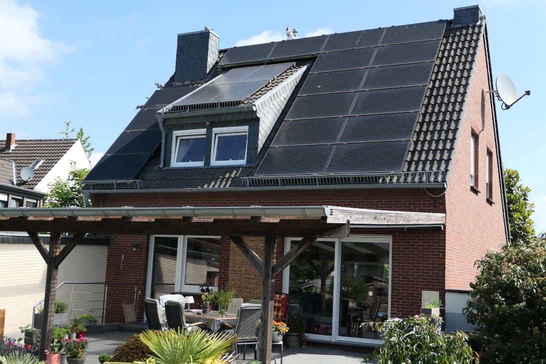 Haus von Praxistester Hansjörg Putt, mit Blick auf die Rückseite und Terasse.