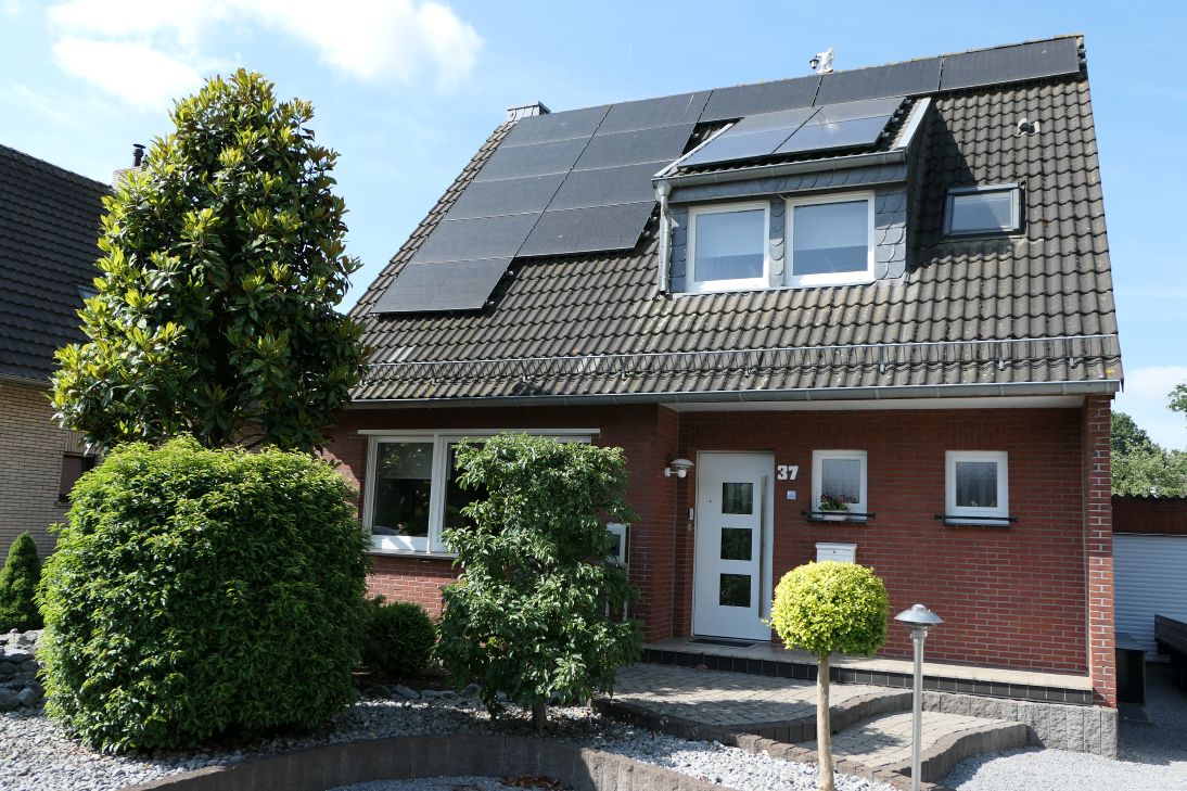 Haus von Praxistester Hansjörg Putt, frontale Ansicht.