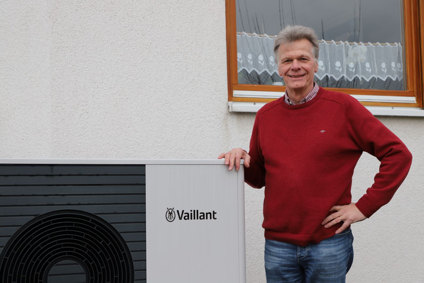 Klaus M. vor seiner neuen Wärmepumpe