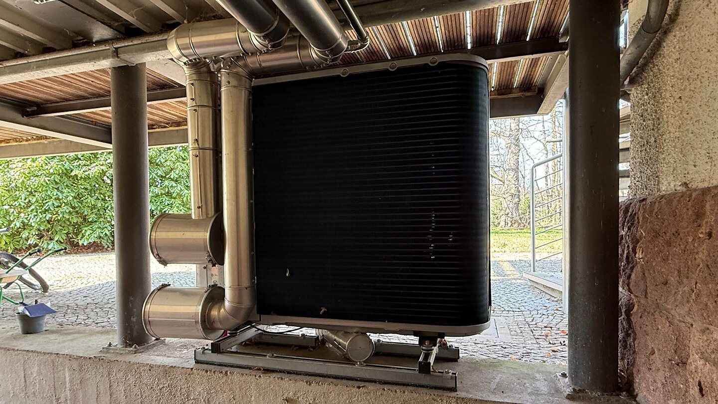 Monoblock Wärmepumpe Daikin Altherma 3 H HT W 18, max. Mittelwert 13 KW effektiv, max. Spitze18 KW, geschützt unter Terrasse