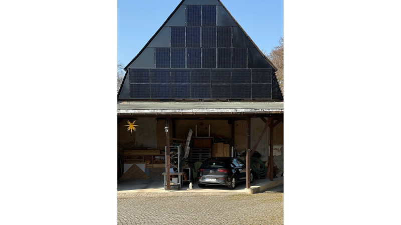 13 Solarplatten 400W senkrecht Südost an denkmalgeschützer Scheune mit auflagengerechter Verkleidung.