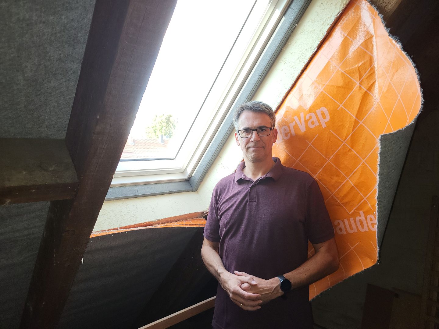 Karsten Siebert im neu gedämmten Dachgeschoss