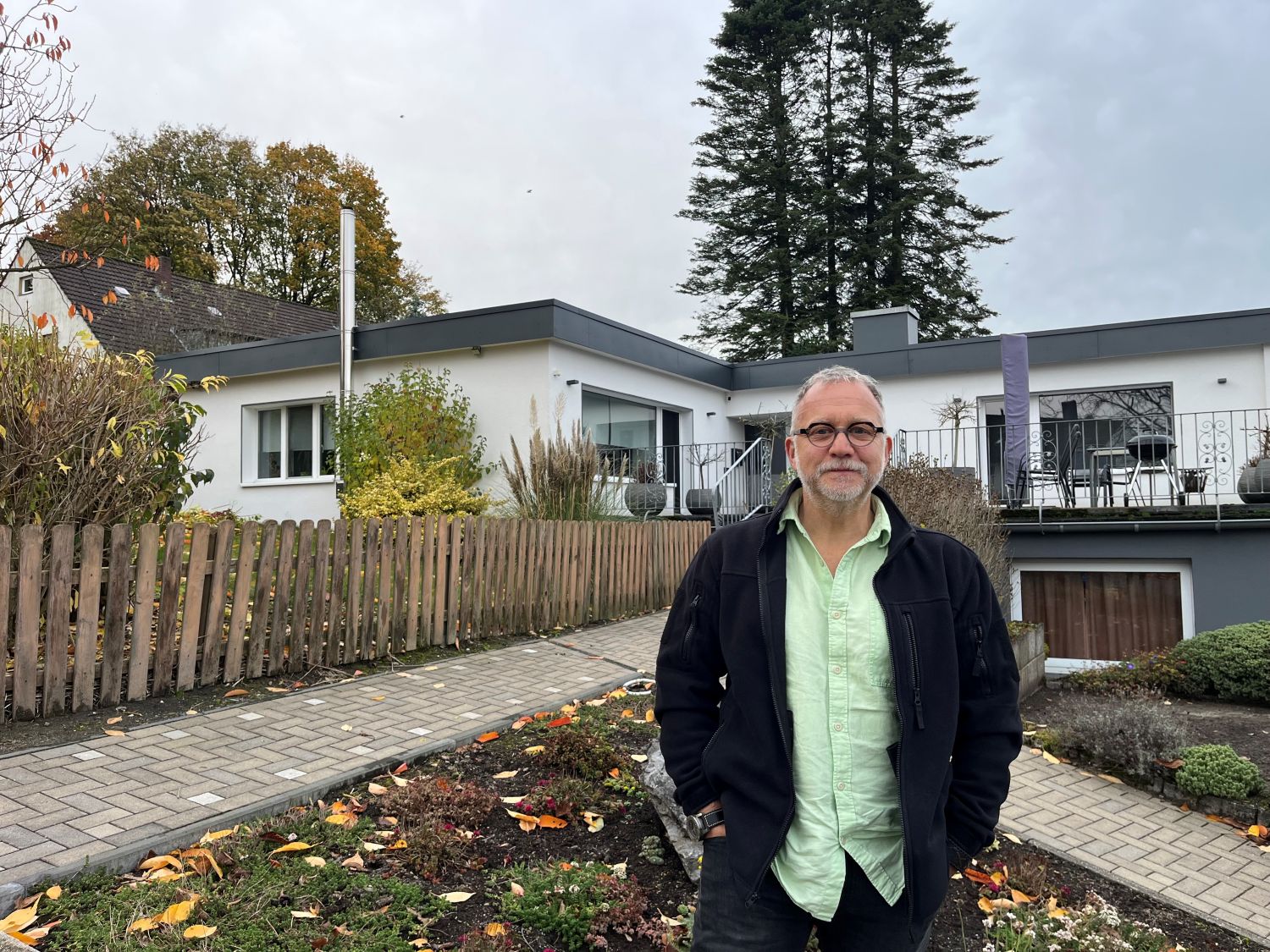 Das Bild zeigt Heiko Z. vor seinem Haus