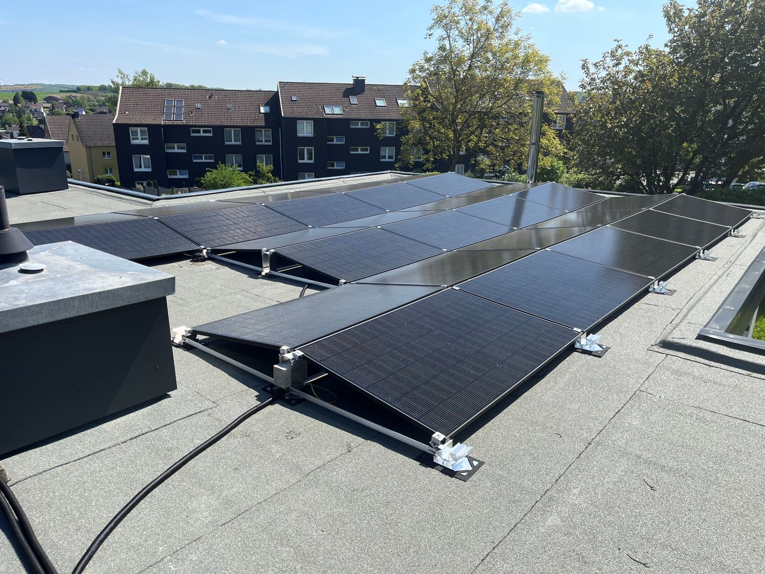 Das Bild zeigt viele Solarmodule auf dem Hausdach von Heiko Z. 