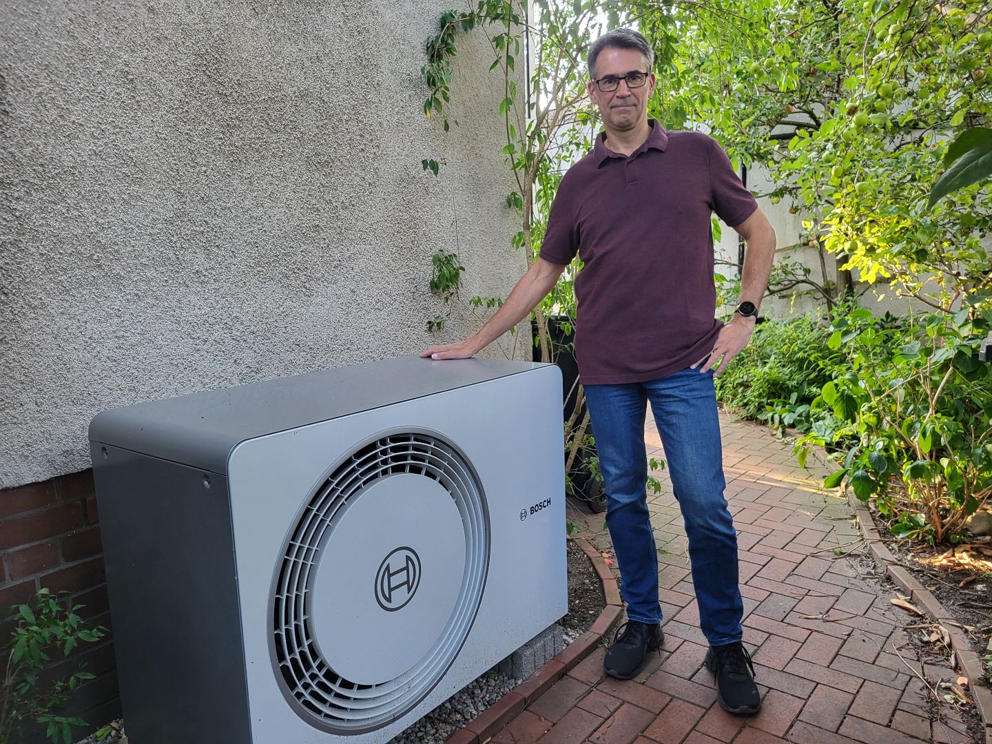 Karsten Siebert vor seiner Wärmepumpe