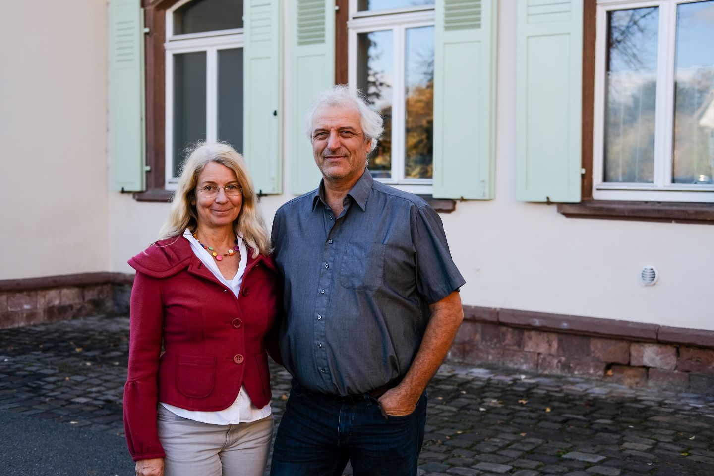 Cornelia Wiethaler und ihr Mann hinter dem Haus