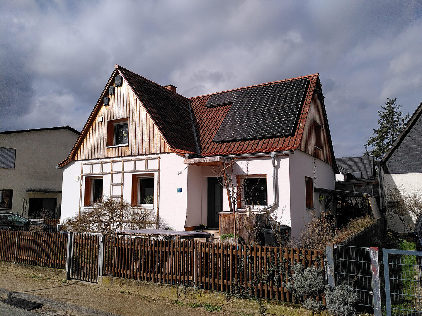 Zu sehen ist ein Haus mit Photovoltaikanlagen auf dem Dach.