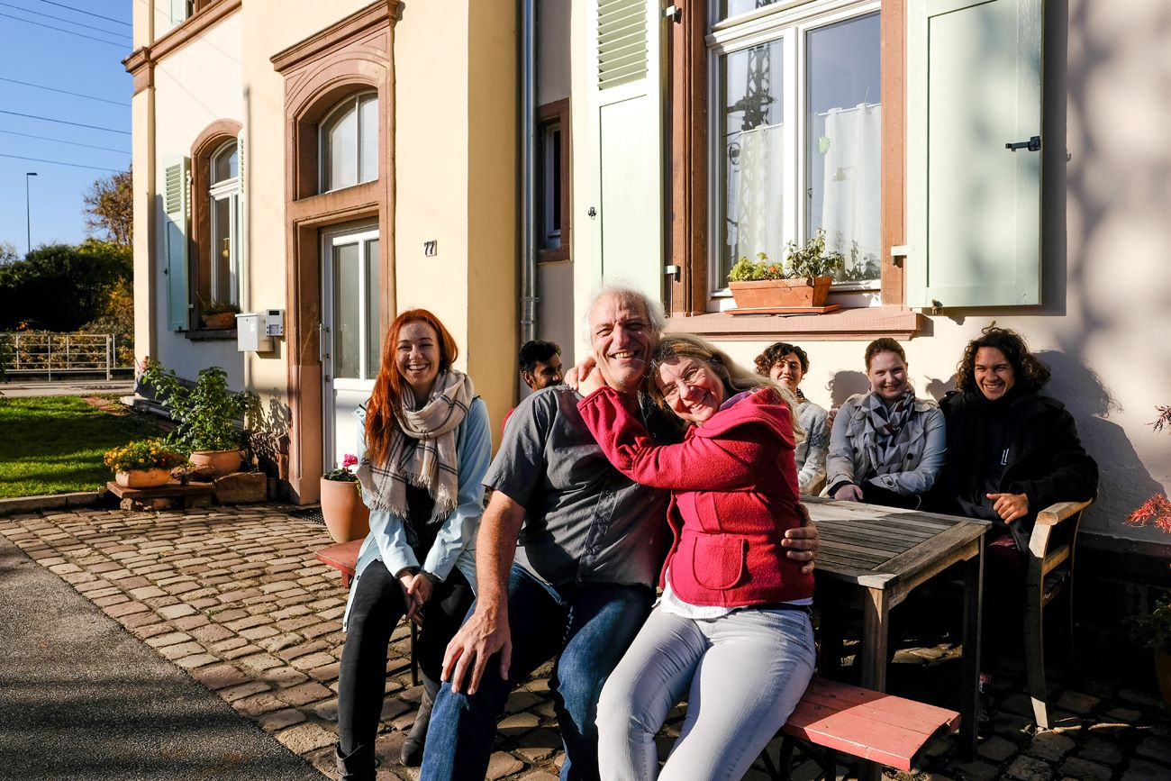 Alle Beteiligten vor dem sanierten Bahnhofsgebäude