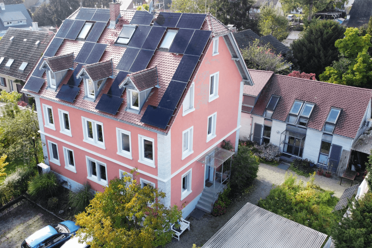 Mehrfamilienhaus mit einer PV-Anlage, Ansicht von oben.