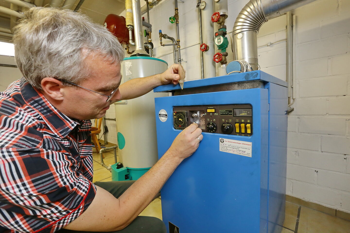 Mann, der an Heizkessel arbeitet