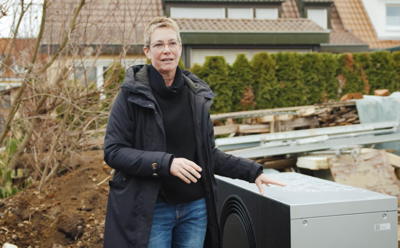 Architektin Schuchmann neben der Wärmepumpe