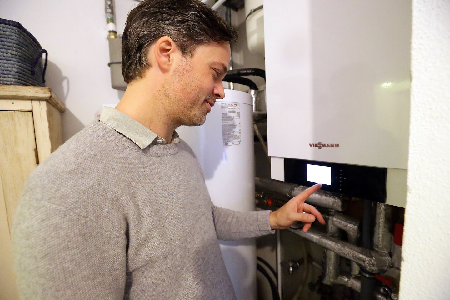 Jochen Hein prüft Erfolg der Solarthermieanlage