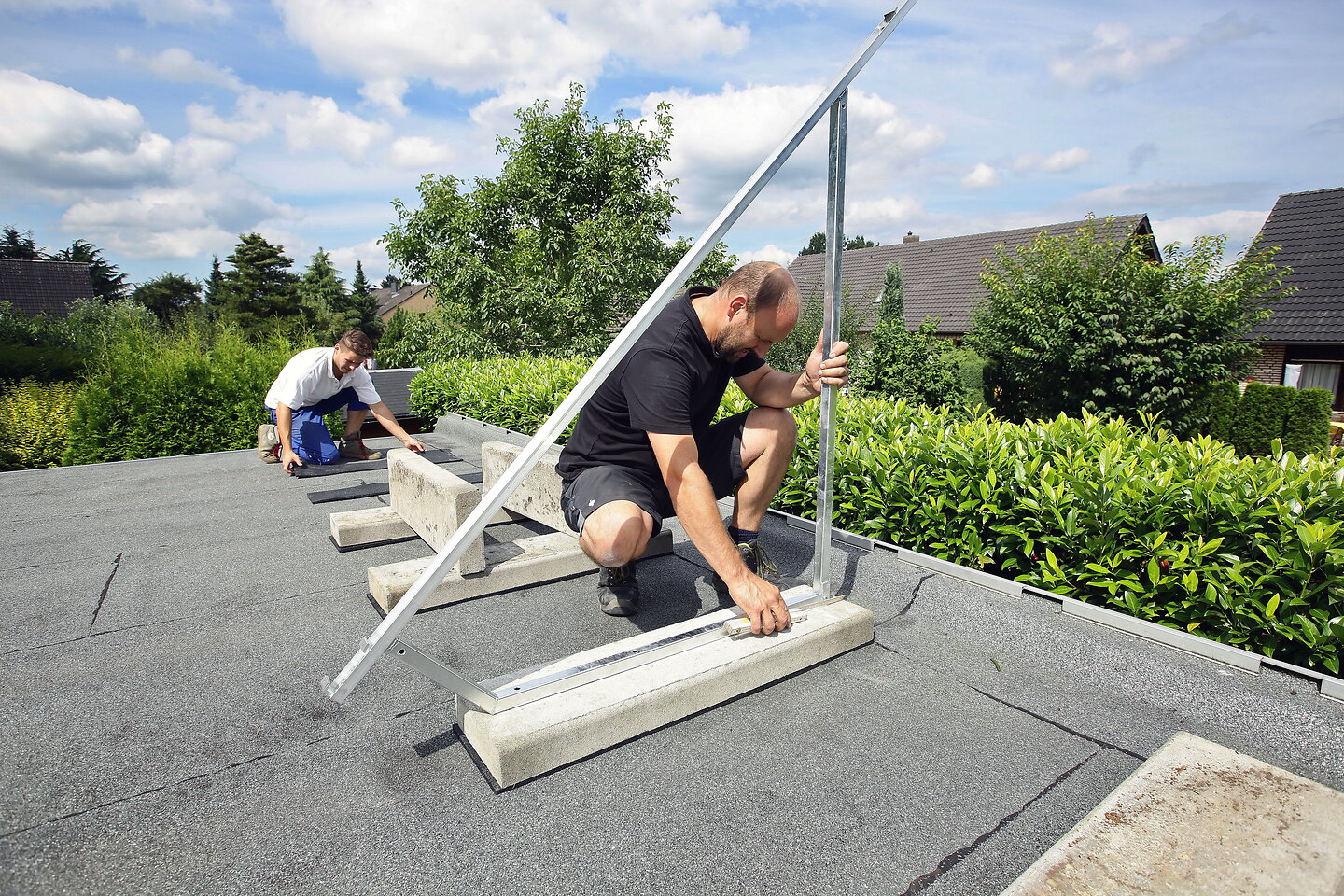 Handwerker installieren Aufständerung für Kollektoren
