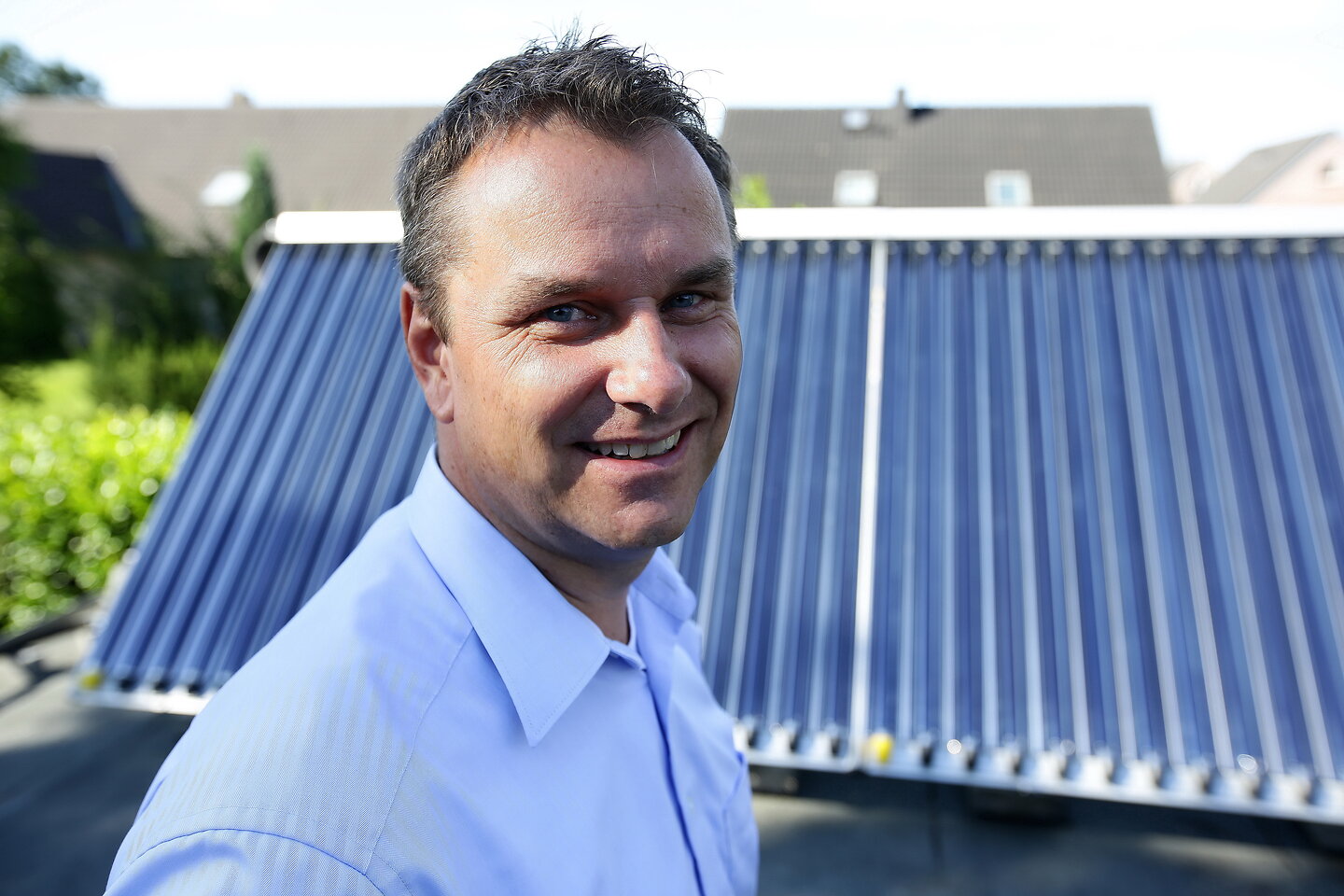 Carsten Mönkemeyer vor seiner Solarthermie-Anlage.