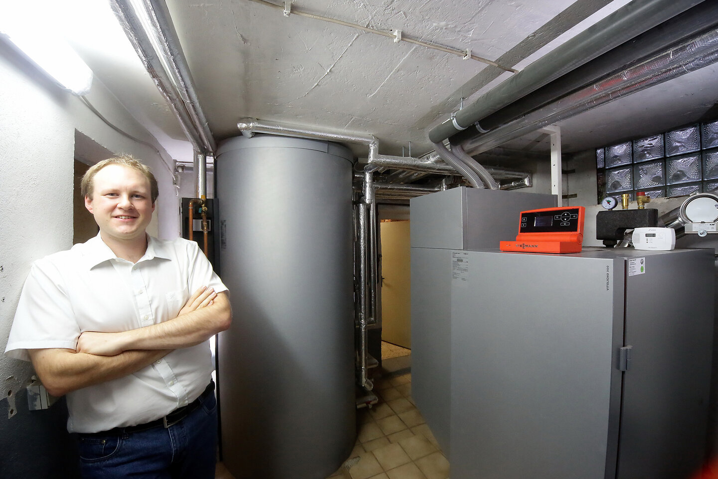Carsten Tamm steht vor seiner Heizungsanlage im Keller.