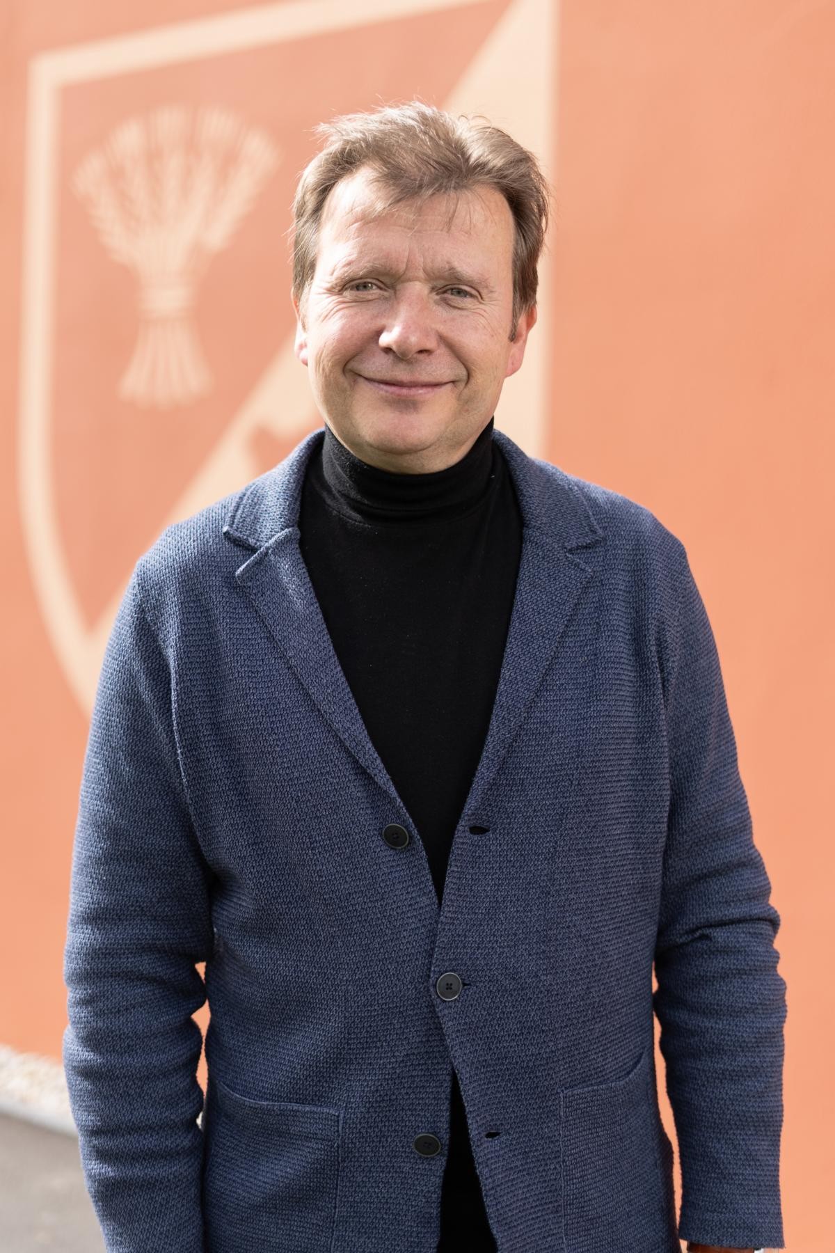 Das Bild zeigt Jörg Heinicke vor seinem Haus