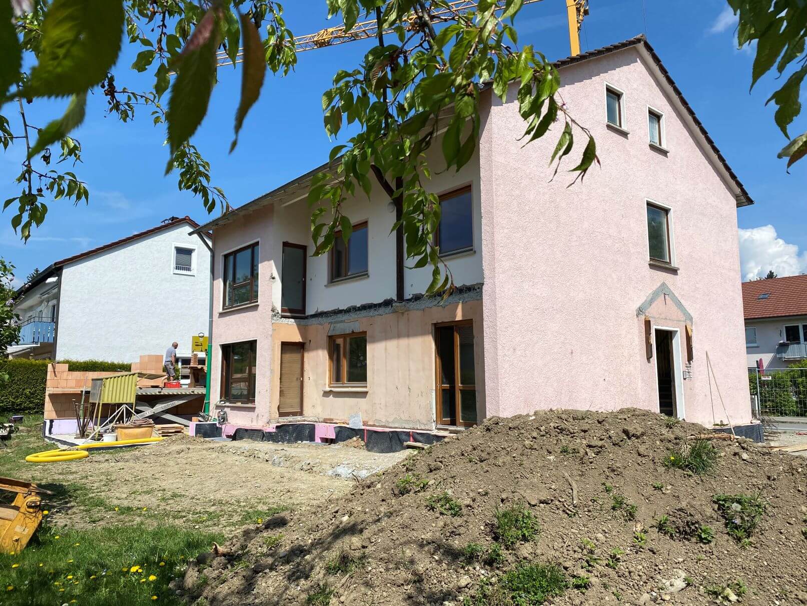 Rückseite des Hauses mit sichtbarer Baustelle