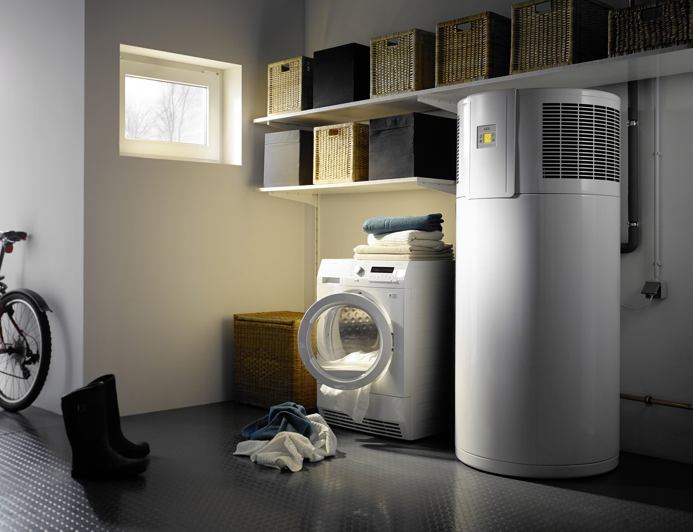 Moderner Heizungskeller mit Waschmaschine und Brachwasserwärmepumpe