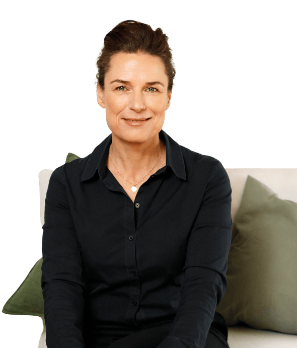 Tanja Loitz trägt eine schwarze Bluse und lächelt in die Kamera