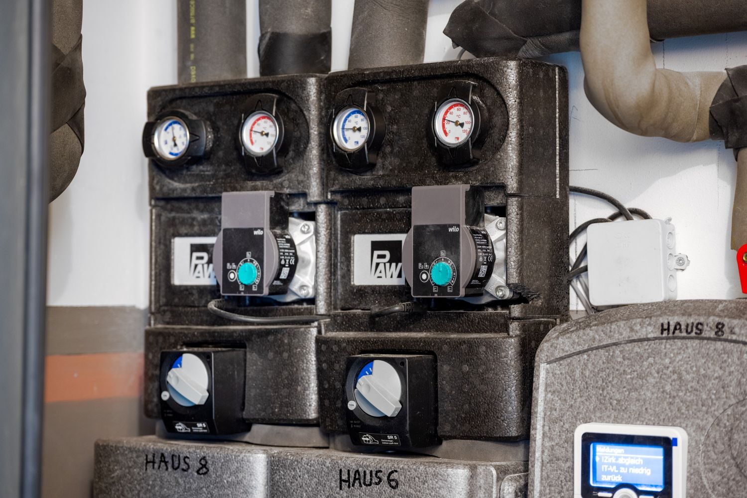 Das Bild zeigt die neuen Heizungspumpen