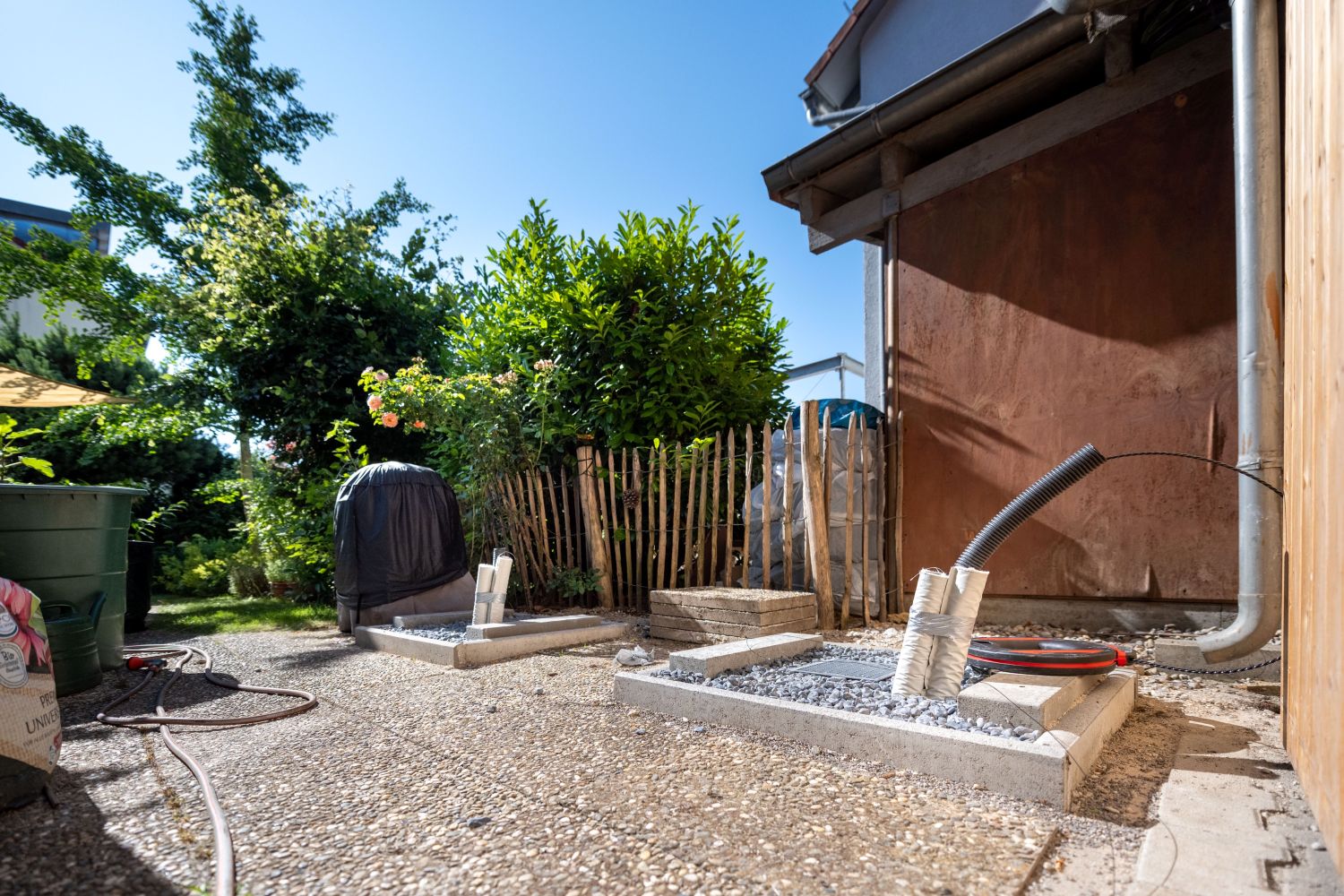 Das Bild zeigt die fertigen Fundamente für die beiden Wärmepumpen