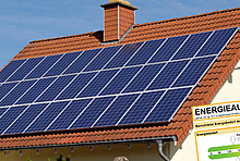 Haus mit Solarzellen und Energieausweis