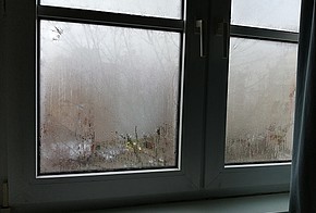 Kondenswasser morgens am Fenster im Schlafzimmer
