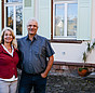 Praxistesterin Wiethaler mit ihrem Mann vor ihrem Haus