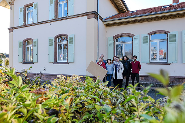 Praxistesterin Wiethaler mit ihrer Familie vor dem Haus mit Baumaterial