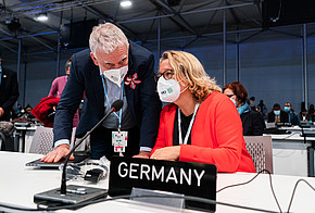 Svenja Schulze und Jochen Flasbarth auf der COP26