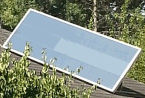 Luftkollektor auf dem Dach einer Hütte