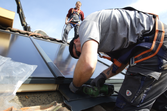 Praxistest Solarthermie: Indach-Montage von Kollektoren Schritt 8 – Abdeckbleche zwischen Kollektoren und Dach anbringen.