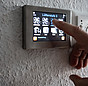 Thorsten Küfner bedient den Touchscreen der Lüftungsanlage