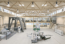 Der Werkhallen-Neubau aus Holz ist ein Energieplusgebäude und erfüllt die EnEV-Anforderungen deutlich.