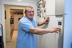 „Mein Beruf ist mein Hobby“, sagt Christoph Schroeter. Der Elektroinstallateur-Meister aus Berlin installiert nicht nur bei seinen Kunden Heizungs- und Lüftungsanlagen. Auch in seinem eigenen Haus sorgt seit fünf Jahren ein Kombigerät für frische Luft.