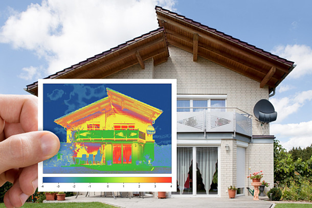Thermografie: Beispiel mit Mehrfamilienhaus links und Aufnahme rechts