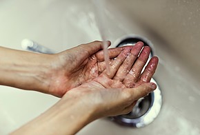 Hände waschen mit kaltem Wasser spart Heizkosten.