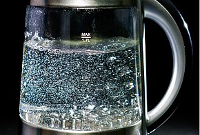 Blubberndes Wasser in Wasserkocher aus Glas