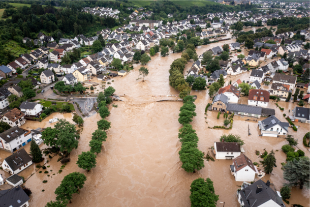 Begradigte Flüsse, versiegelte Flächen und fehlender Schutz können die fatalen Folgen eines Hochwassers noch verstärken.