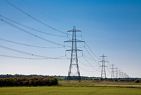 Strommasten- und Leitungen